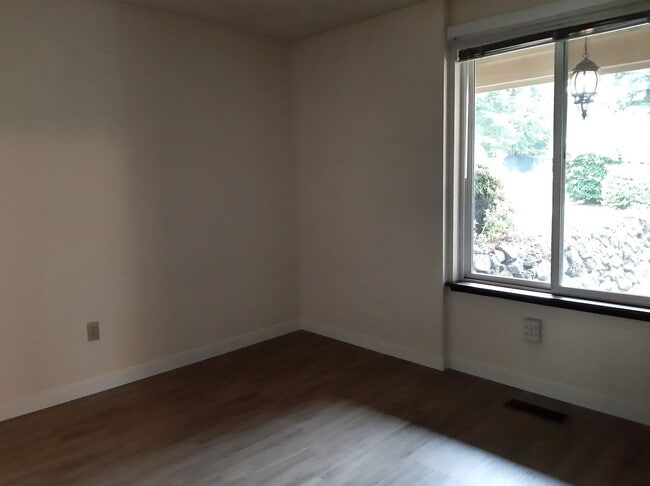 Building Photo - University Place Gem! 2 bedroom with Fireplace!