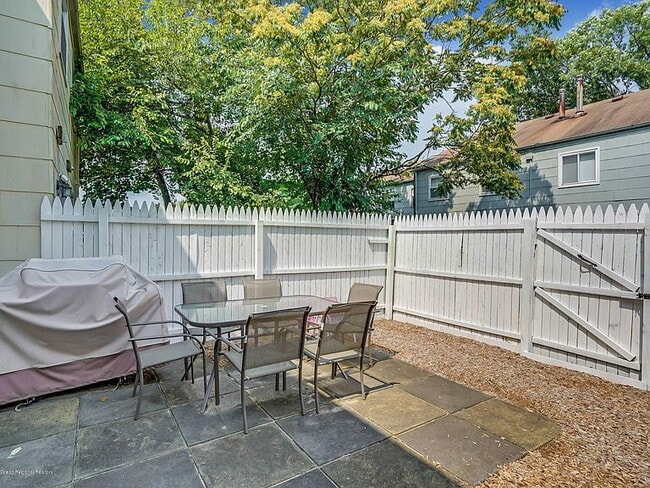 Building Photo - "Charming 3-Bed, 2- in Lakewood -