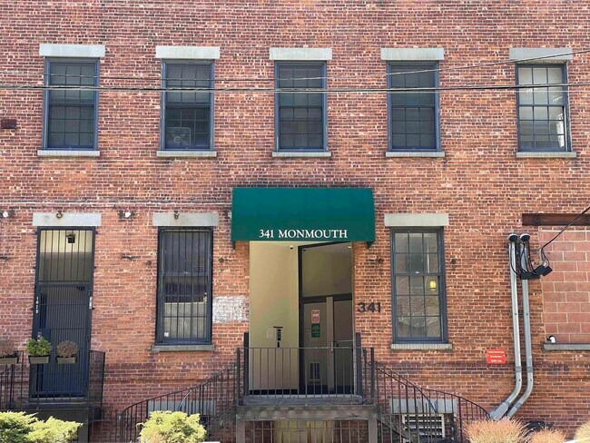 Building Photo - 341 Monmouth St