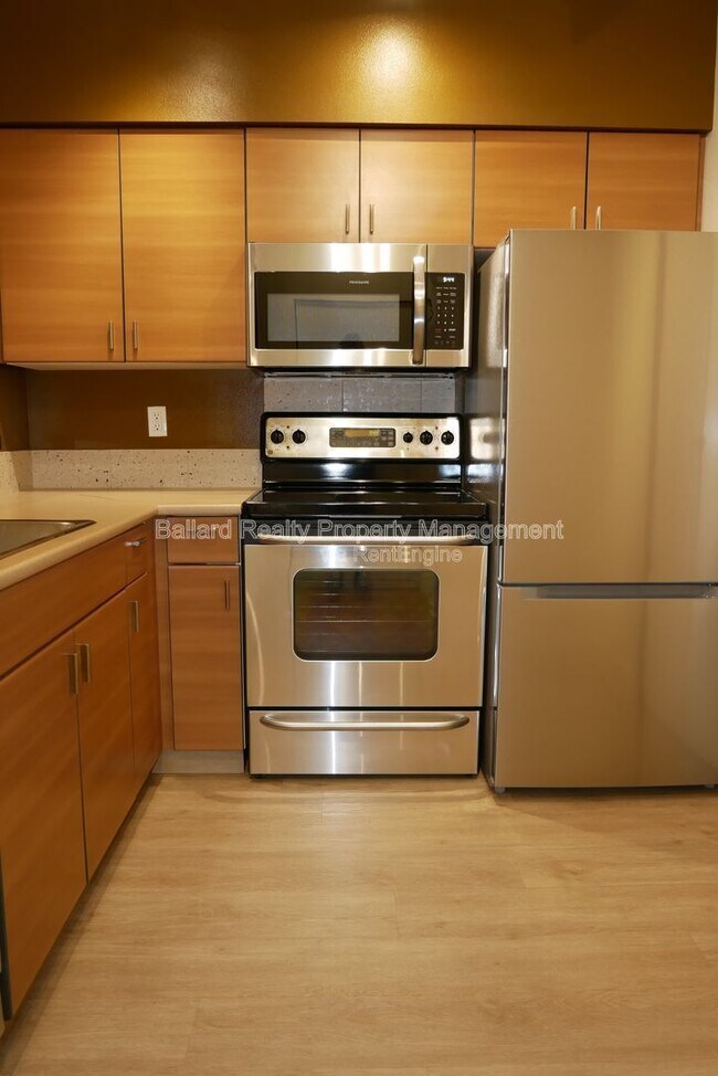 Building Photo - 700 E Denny Way