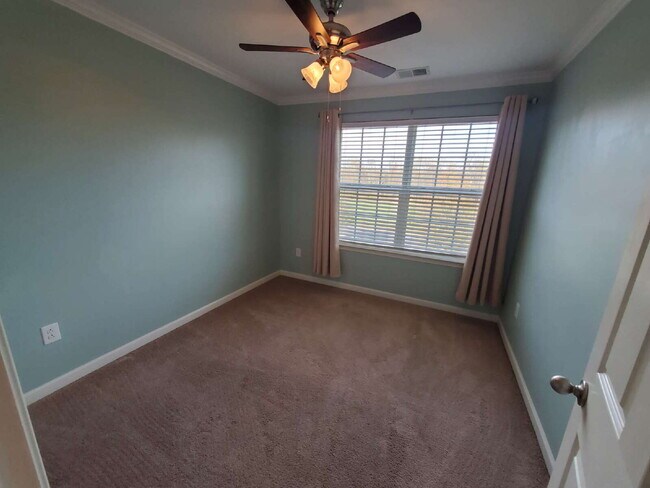 Building Photo - Impeccable 3 Bed / 2.5 Bath Townhome – Packed with Custom Upgrades!