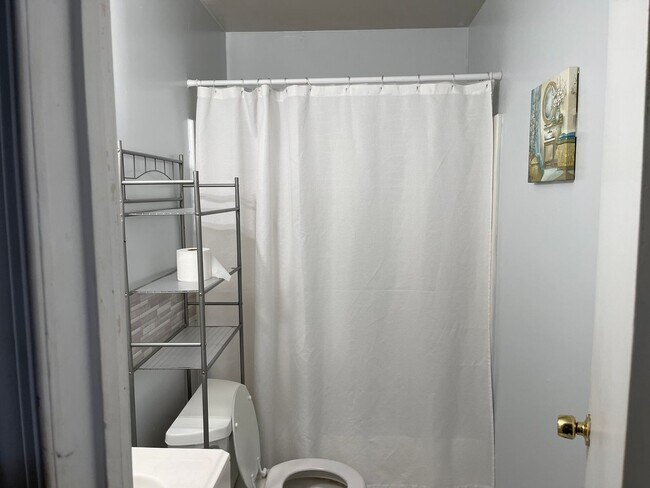 Building Photo - Spacious 1 Bedroom & den, 1 bath in Brandy...