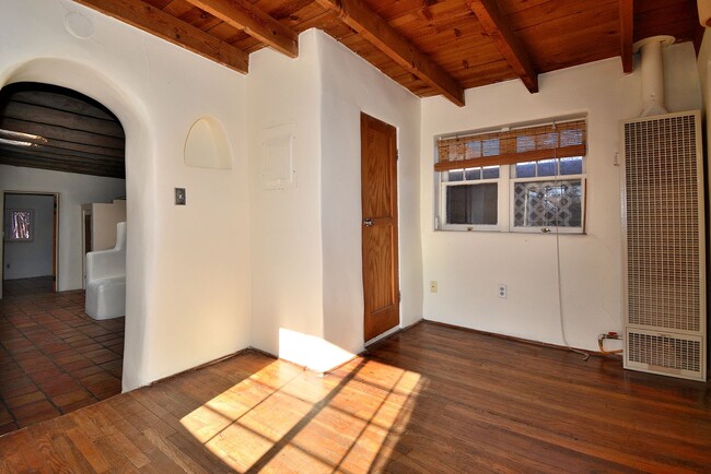 Building Photo - 142 Duran St