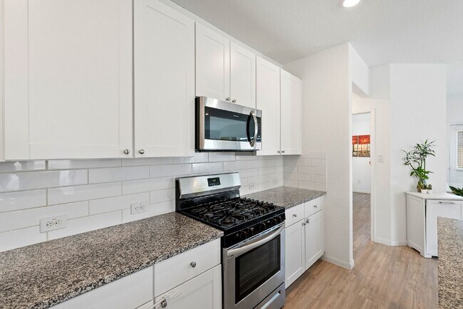 Building Photo - Primary Closet Made for Kings & Queens - UP TO 1 MONTH FREE RENT AVAILABLE!