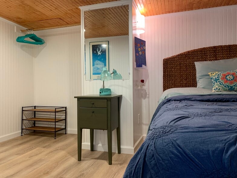 Galveston Beach Bungalow for Rent. Fully Furnished. ALL BILLS INCLUDED IN RENT. Lower unit, #B. - 4408 Avenue S 1/2