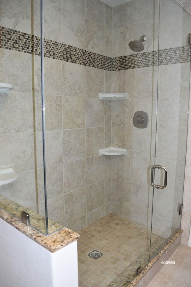 Building Photo - 4 bed 3 bath