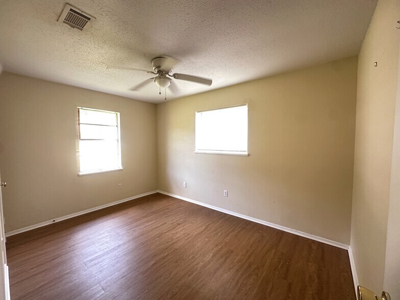 Building Photo - 619 Elm St