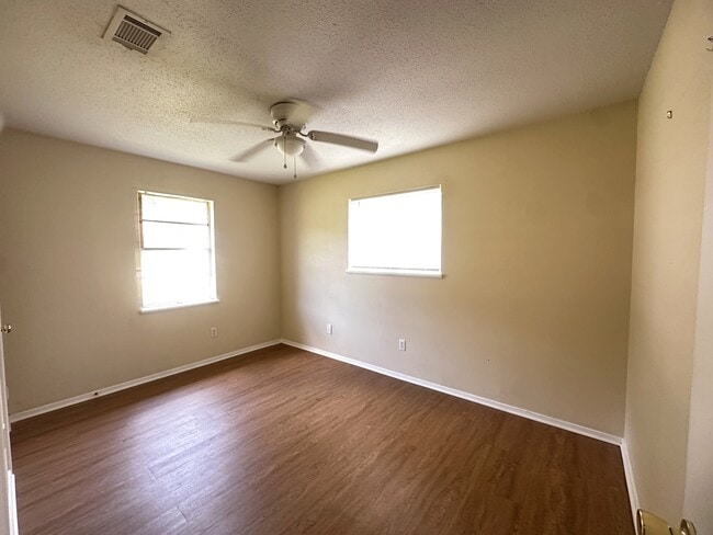 Building Photo - 619 Elm St