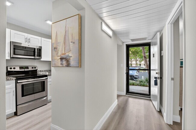 Building Photo - 8 Royal Palm Way