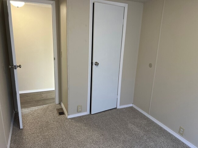 Building Photo - Newly updated 3 Bedroom 2 Bath