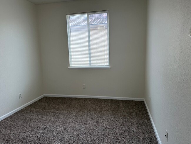 Building Photo - Gorgeous 4 bedroom 2 story home in Anatolia