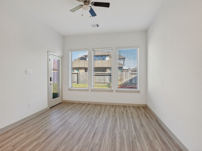 Building Photo - 818 Kingwood Dr