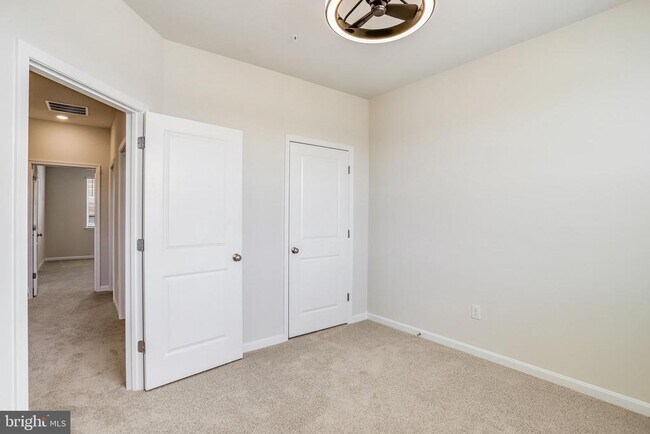 Building Photo - 385 Ensemble Wy