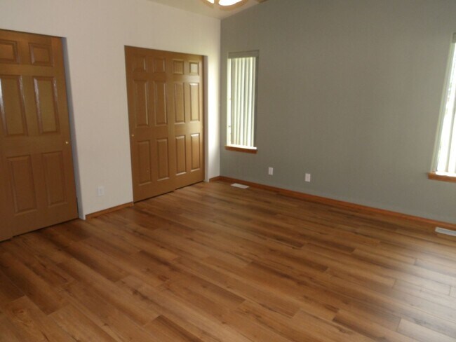 Building Photo - CDA Place Garden Home in Gated Community!