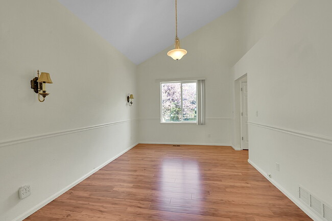 Building Photo - $2,795.00, 3-bed, 3.5-bath with bonus room...