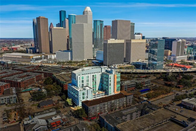 Building Photo - 2000 Bagby St