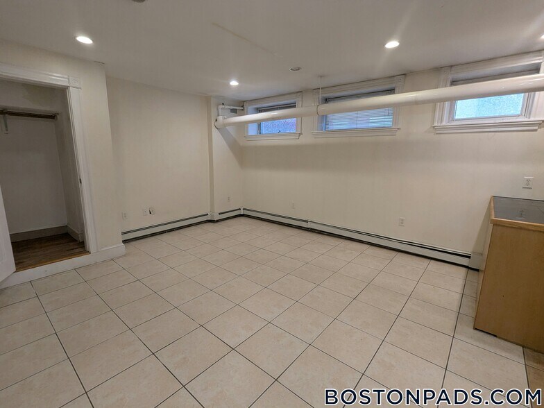 Building Photo - 33 Walbridge St
