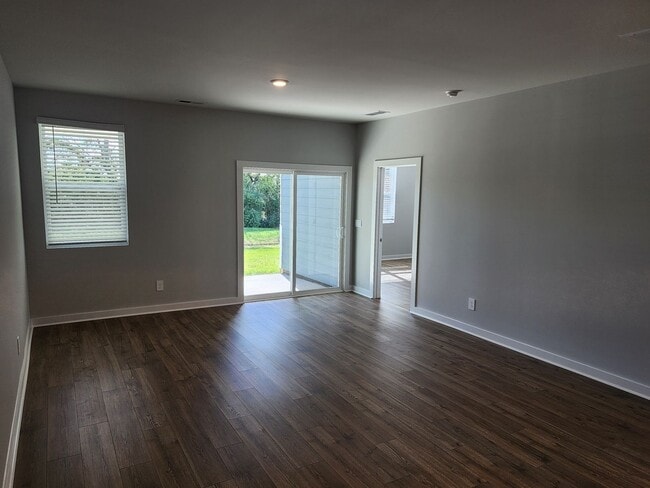 Building Photo - Stunning unit in 55+ community