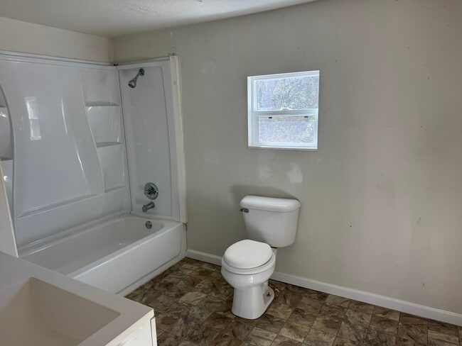 Building Photo - 724 Searcy Ave