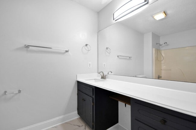 Building Photo - Pet Friendly Five Bedroom!