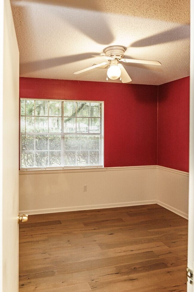 Building Photo - Beautiful 4 bedroom in the heart of Mossy ...