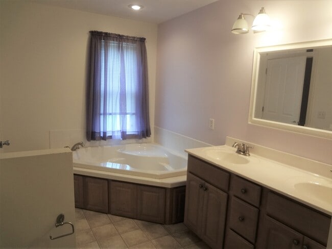 Building Photo - Spacious Detached Home in Great Location a...