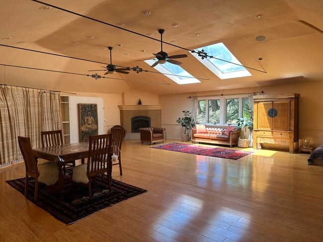 Building Photo - 2376 Old Topanga Canyon Rd