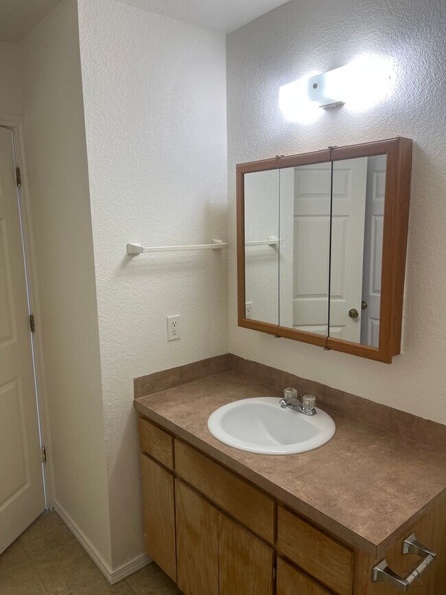 Building Photo - 3114 Oak Ln