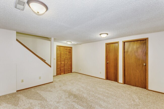 Building Photo - 2405 S Capri St