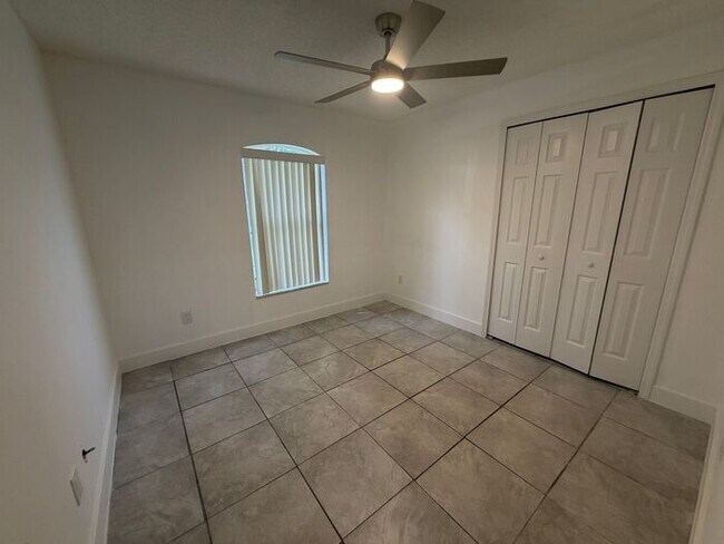 Building Photo - 3 Bedroom, 2 Bathroom East Orlando Home with Garage & Large Fenced Backyard!