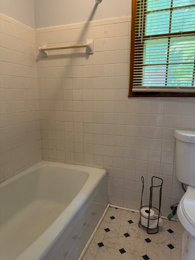 Building Photo - "Discover Comfort and Space: Charming 3-Bed, 2-Bath Home in Huntsville's Heart - 1808 Sq. Ft. of ...