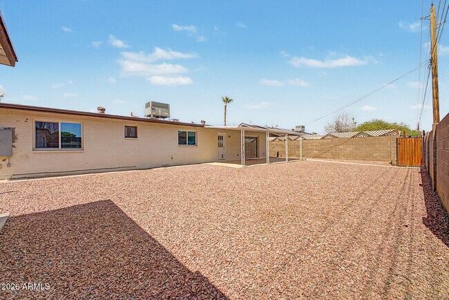 Building Photo - 1623 E Del Rio Dr