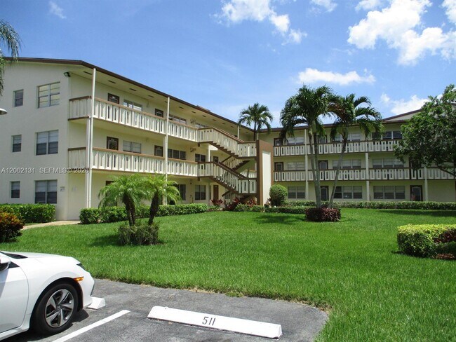 Building Photo - 559 Mansfield M