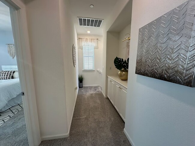 Building Photo - 4 bedroom Campus Oaks Home located on a Co...