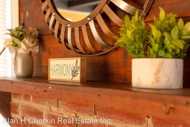 Building Photo - 3 br, 1 bath House - 4 East Miller Road