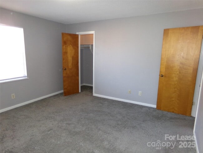 Building Photo - 1351 N 6th St