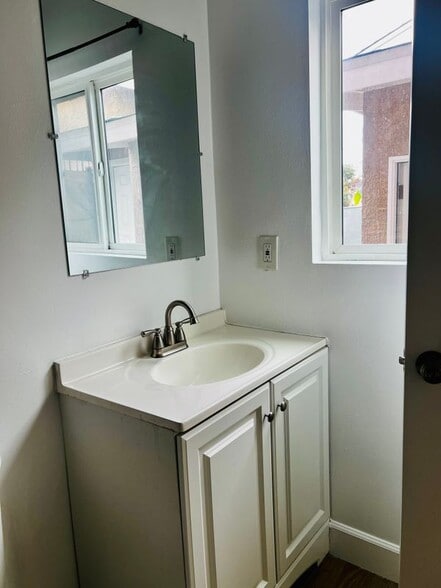 Building Photo - 1309 W 62nd St