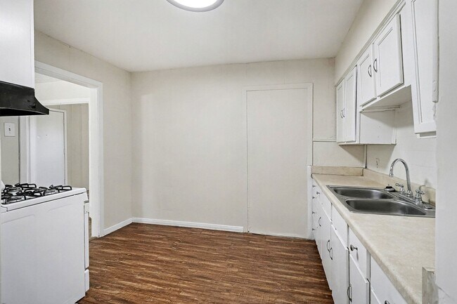 Building Photo - 5711 Ridgeway Dr