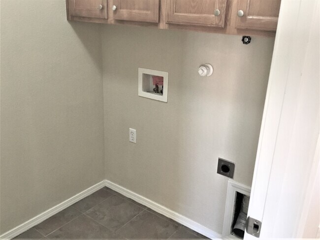 Building Photo - 500 Playful Meadows Dr NE