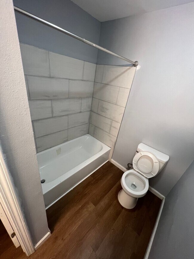 Building Photo - 4 Bedroom 2.5 Bath Townhouse