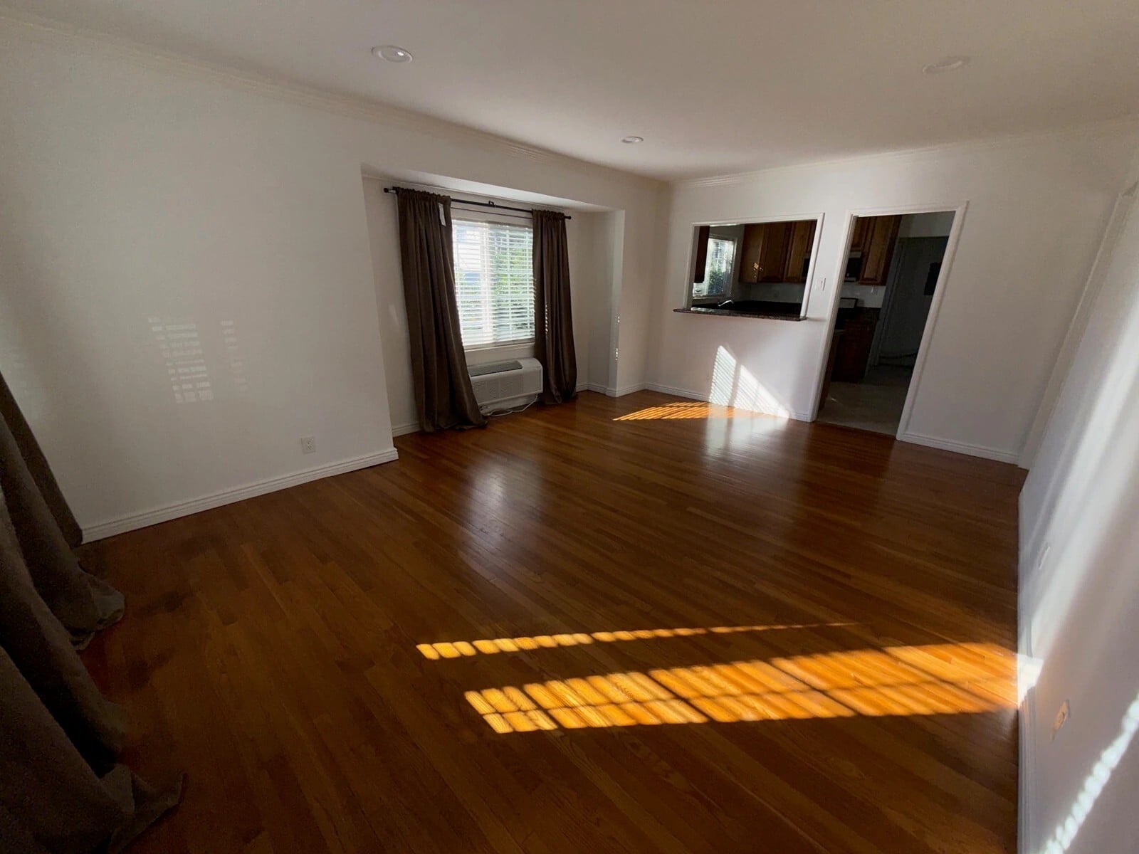 Building Photo - 14641 Moorpark St