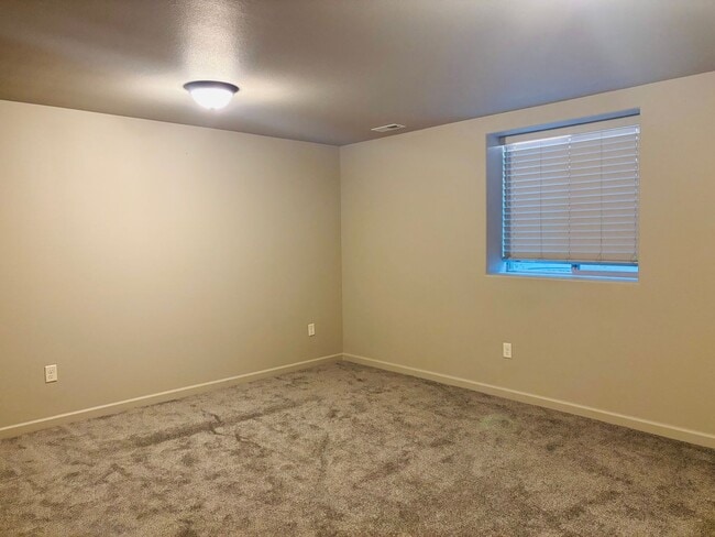 Building Photo - 4 bedroom 3 bath home