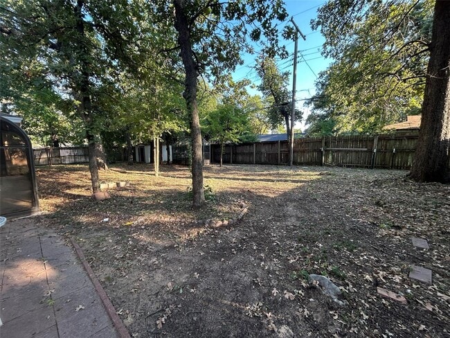 Building Photo - 617 Forest Ln