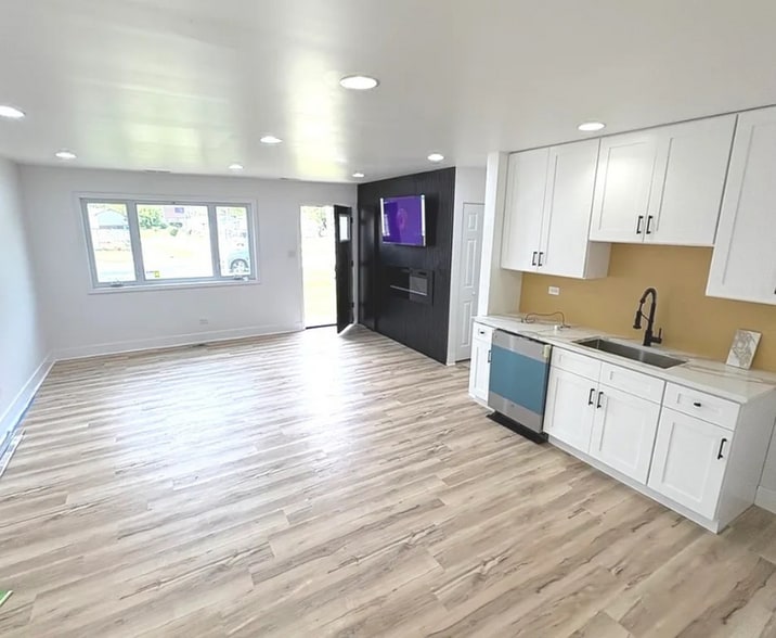 Building Photo - 1947 Yale Ave