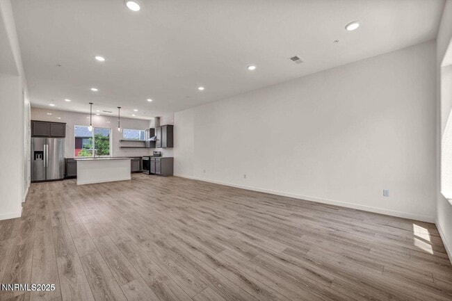 Building Photo - 557 California Ave