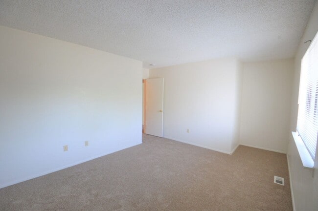 Building Photo - 3Bd/2.5Ba Lafayette Townhome Available Now