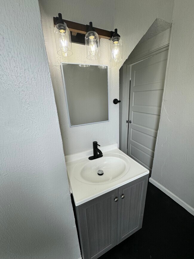 Building Photo - 3860 E 72nd St