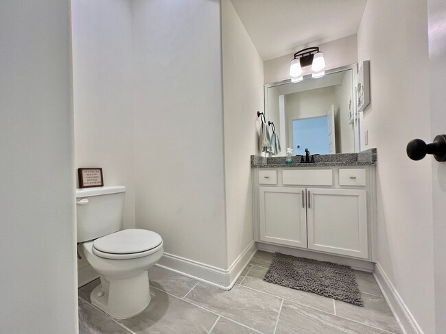 Building Photo - 3 Bed, 2.5 Bath Townhome w/ 1 Car Garage
