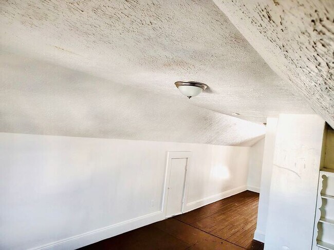 Building Photo - Spacious 2Bed, 1 Bath Home in Cleveland Ohio!