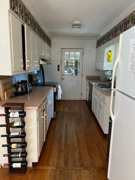 Building Photo - 640 Collingwood Dr